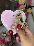 Broche metálico cereza