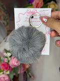 Llavero pompon gris oscuro