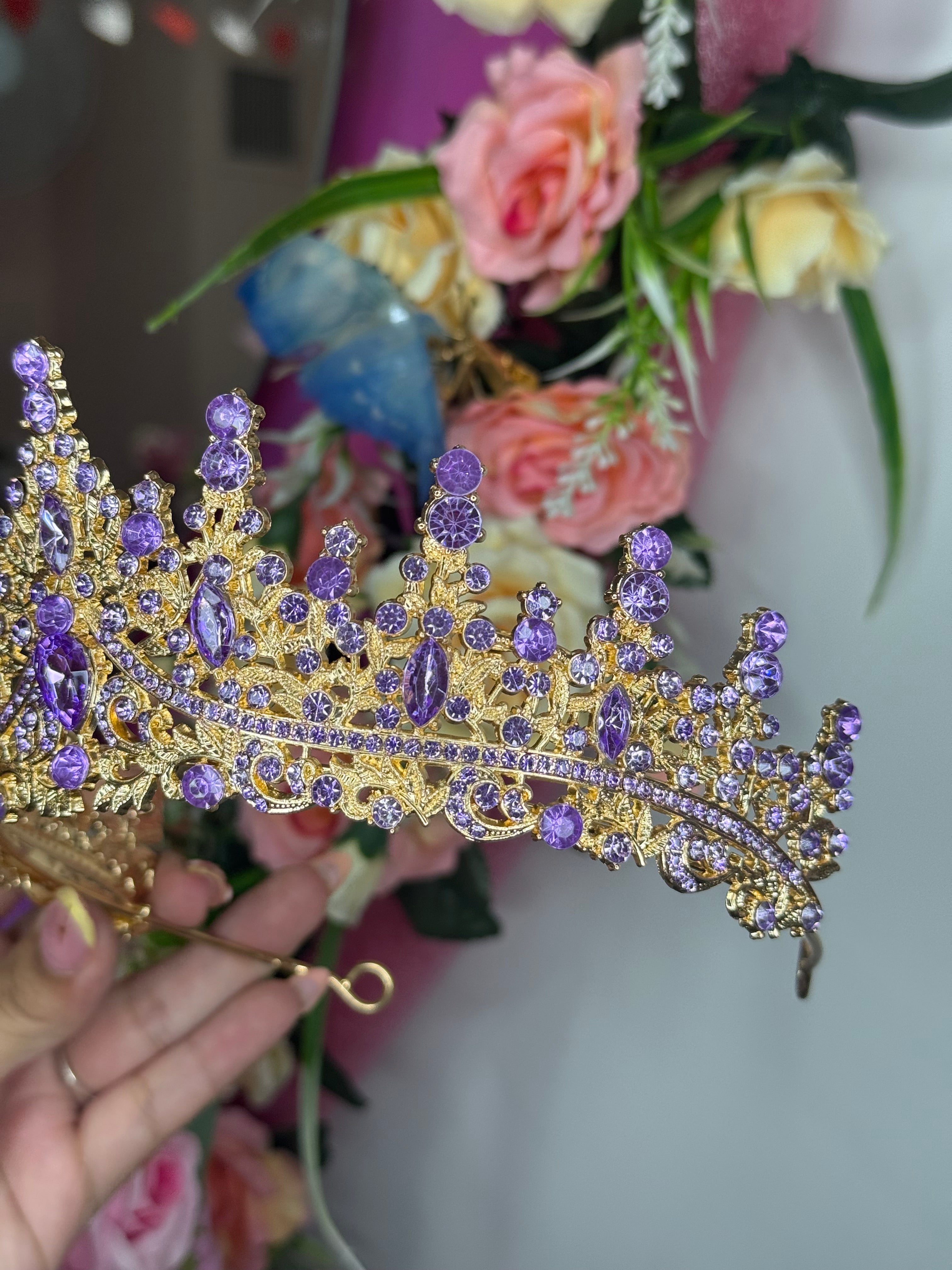Corona violeta dorado
