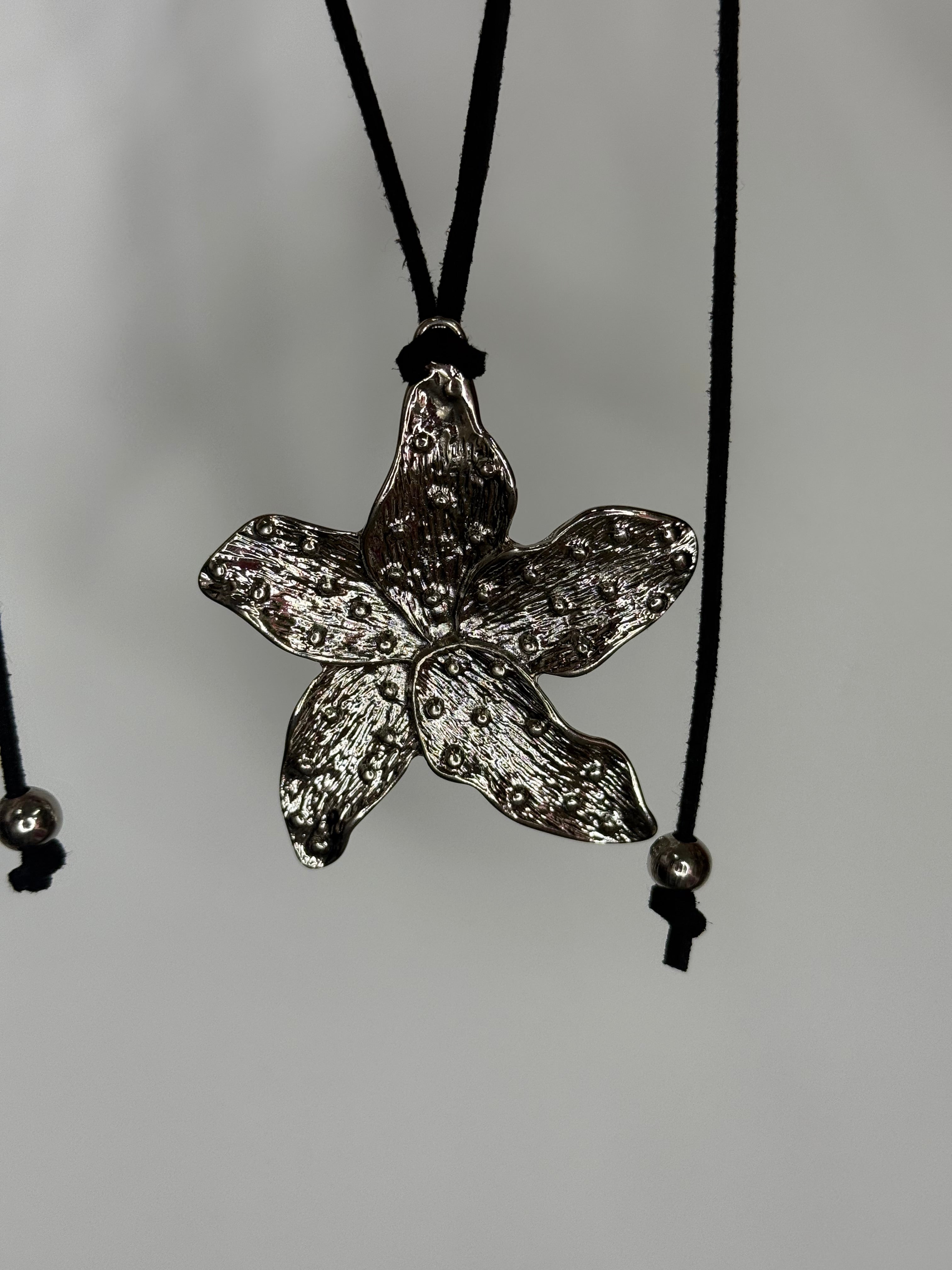 Choker flor plateada